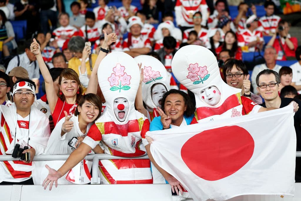 ピン隊2人＋ファン＋日の丸（World Rugby公式）