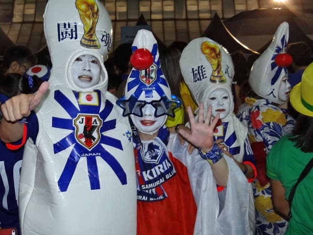 Japoneses se fantasiam para assistir à estreia do Japão na Copa, em PE