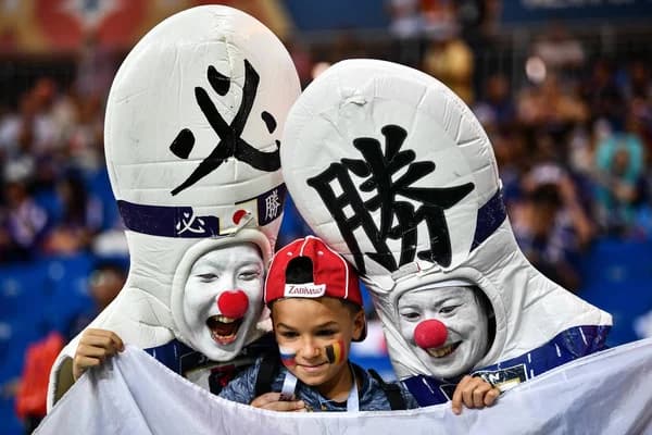 「必」「勝」をかぶった2人のピン隊と、ザビワカ（2018ロシアW杯マスコット）キャップの少年