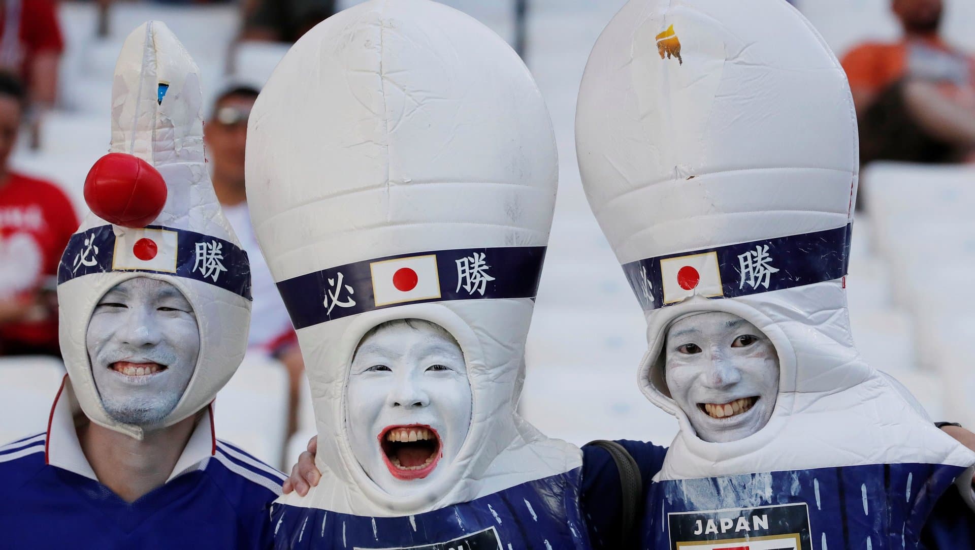 必勝鉢巻に雨柄JAPANジャージのピン隊3人、笑顔の白塗りメイクでスタジアム応援（2018ロシアW杯）