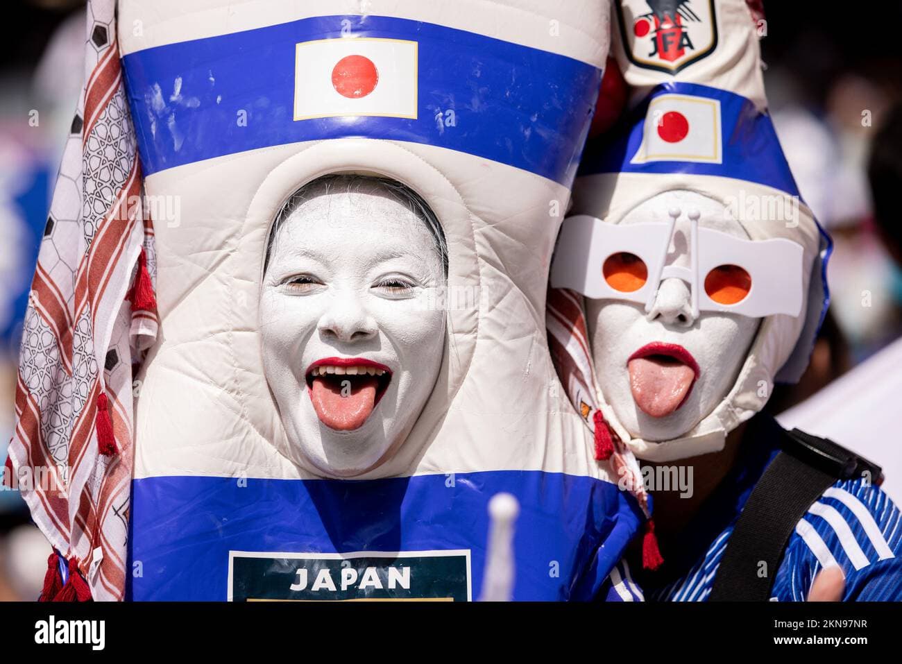 ケフィーヤ+能面マスクのピン2人 (Al Rayyan/コスタリカ戦・2022年11月27日)
